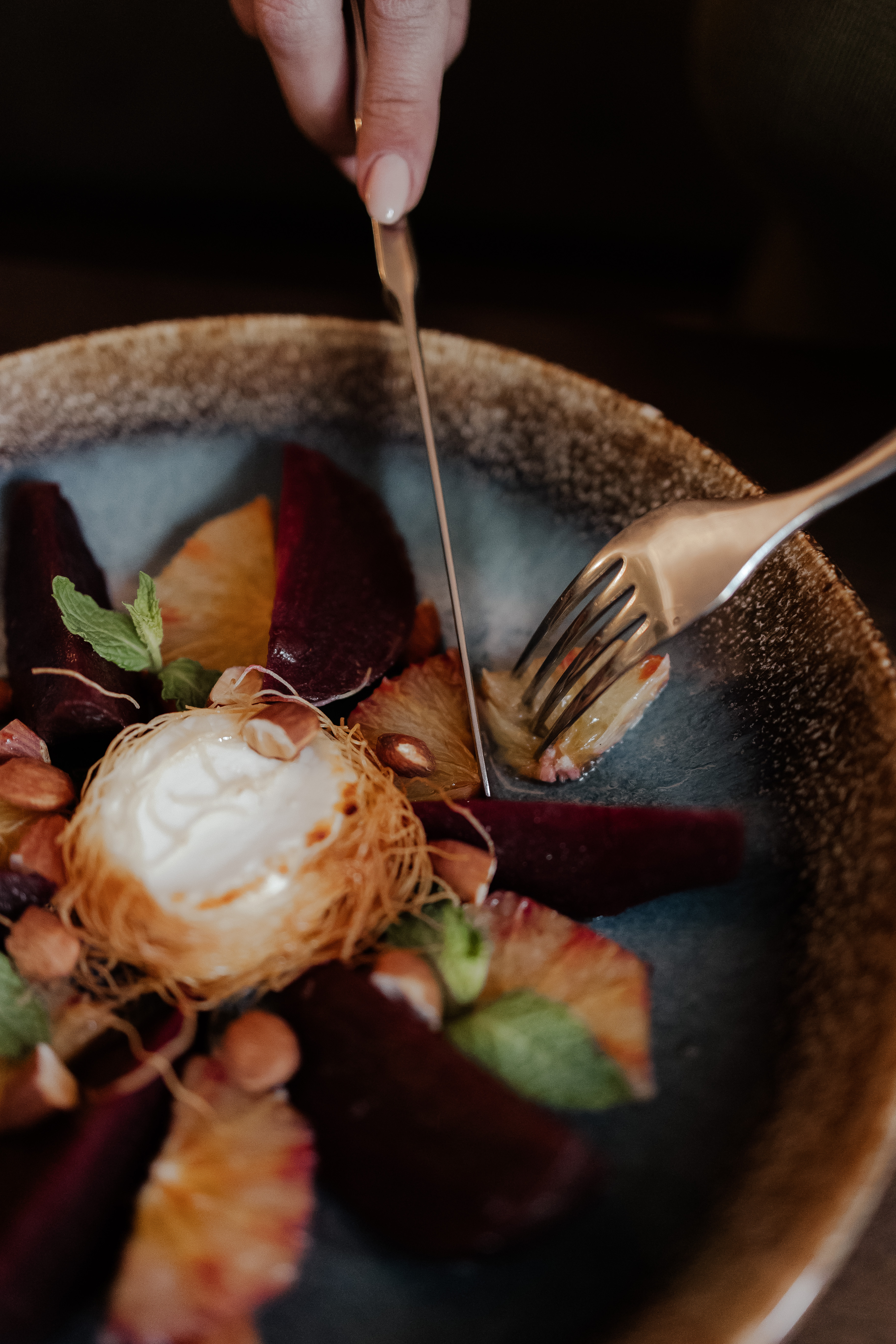 Dessert wird am Tisch mit Sauce verfeinert