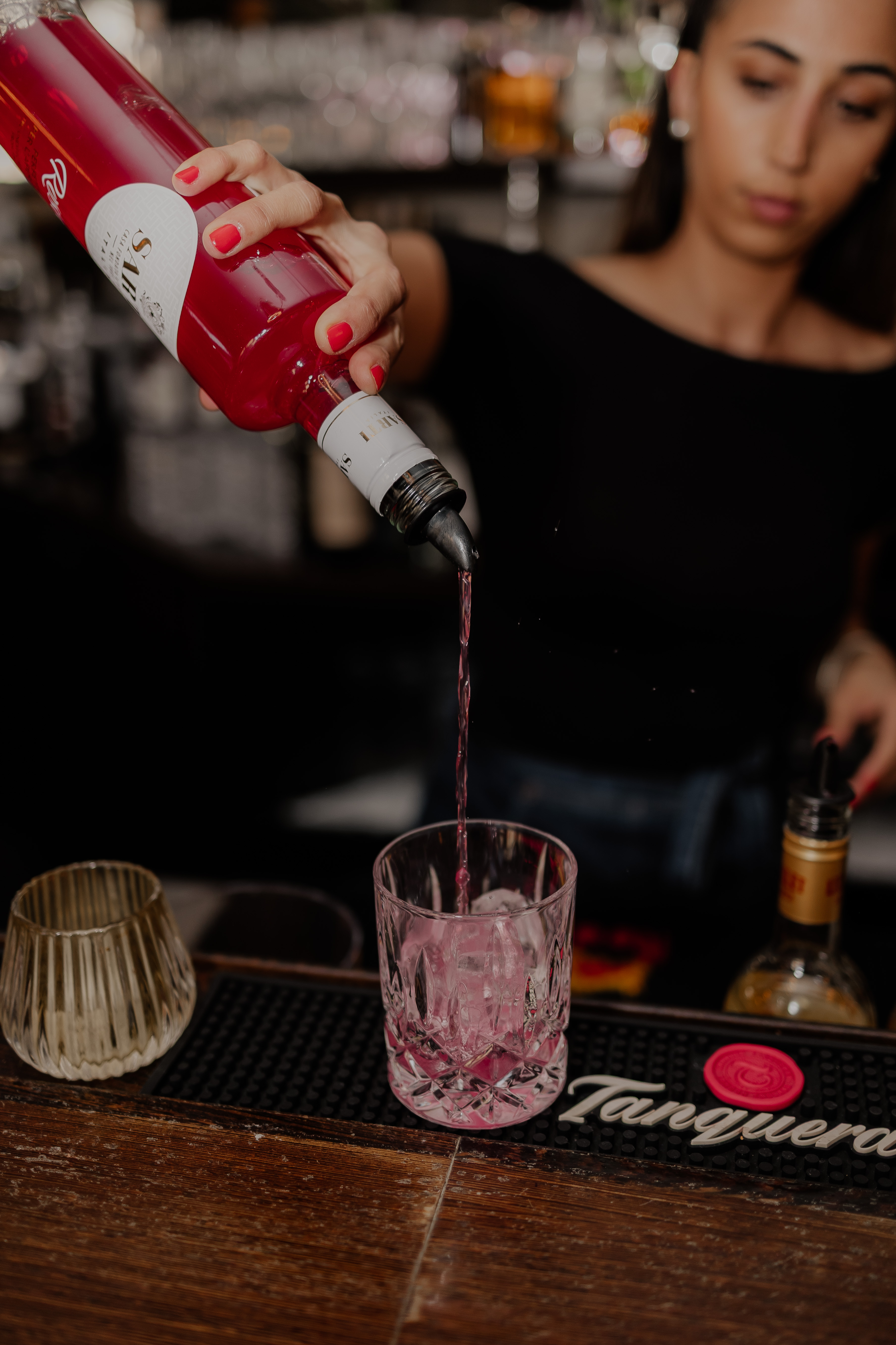 Drink wird an der Bar zubereitet