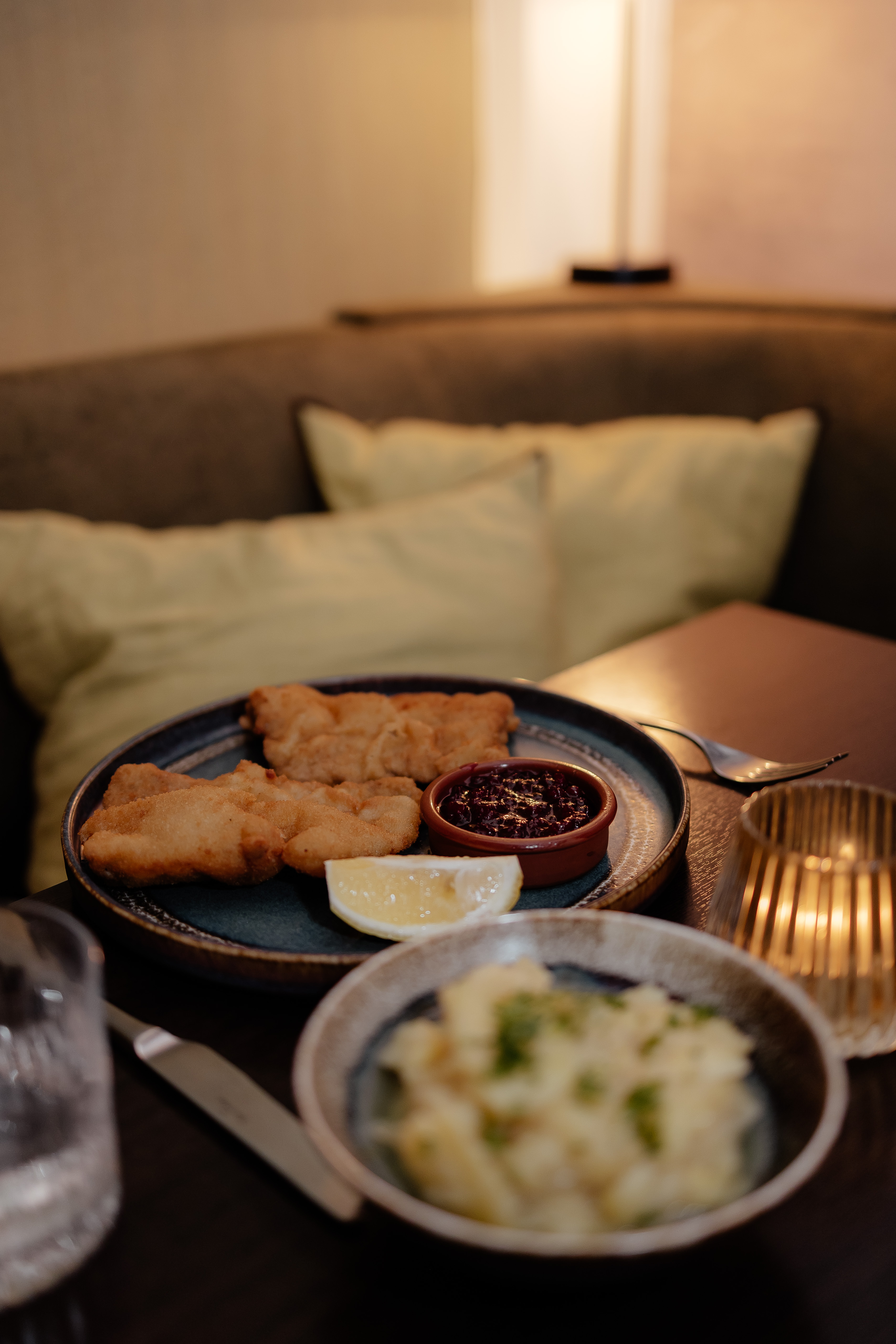 Gedeckter Tisch mit Schnitzel und Beilagen